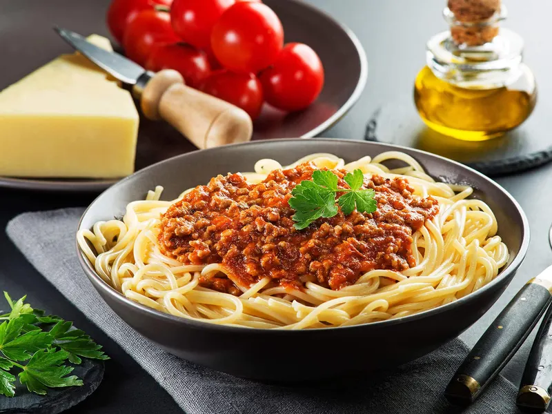Kermainen jauheliha-pekonipasta