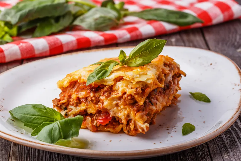 Valkokastike lasagneen